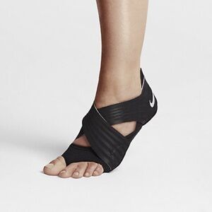 Nike Studio Wrap 4 - Yoga - Stretch - women’s 10 - wash bag